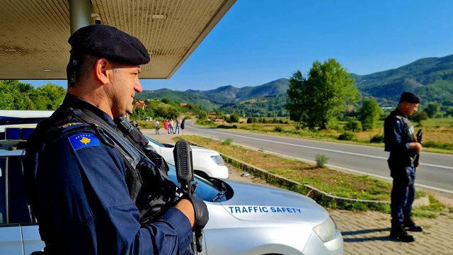 Policia e e Kosoves ne pjesen veriore te Kosoves pas heqjes se barrikadave 1