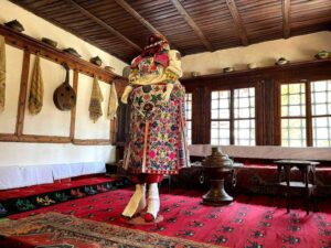 Veshja e gruas hasjane 768x576 1