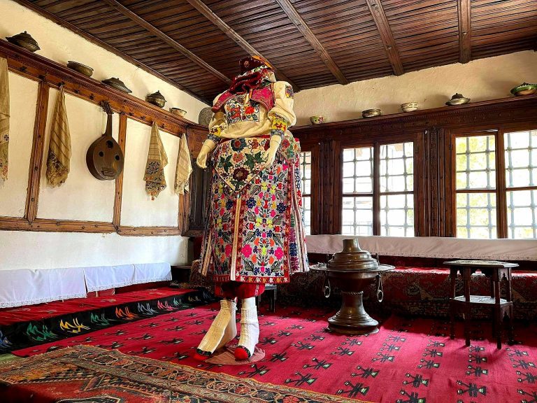 Veshja e gruas hasjane 768x576 1